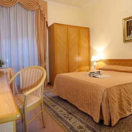 Pamaran 4* Nola